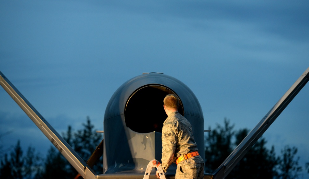 关岛一片忙碌，美空军重型无人机直扑第一岛链，战疫时刻露出獠牙