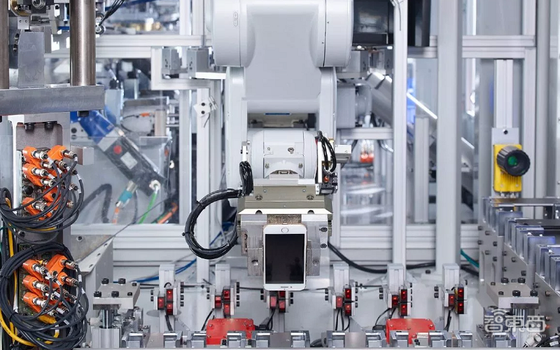 苹果回收试验室初次对外开放，智能机器人一小时拆200部iPhone