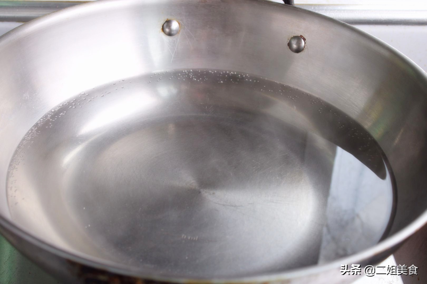 水煮荷包蛋，水开下锅煮是错的！大厨教您一个妙招，不散花还完整