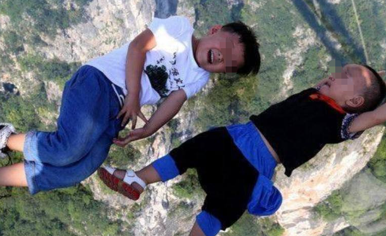 蔡少芬儿子躺玻璃栈道吓到哭，她却在一旁偷笑，网友：果然是亲妈