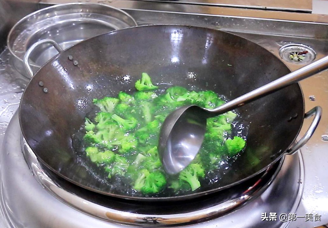 图片[5]-【蒜蓉西蓝花】做法步骤图 清脆爽口 色泽翠绿-起舞食谱网