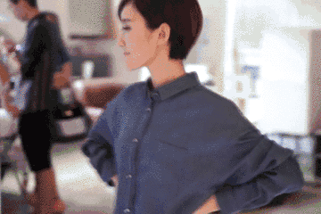 毛晓彤躲角落抽烟被拍，粉丝纷纷维护，杨颖抽