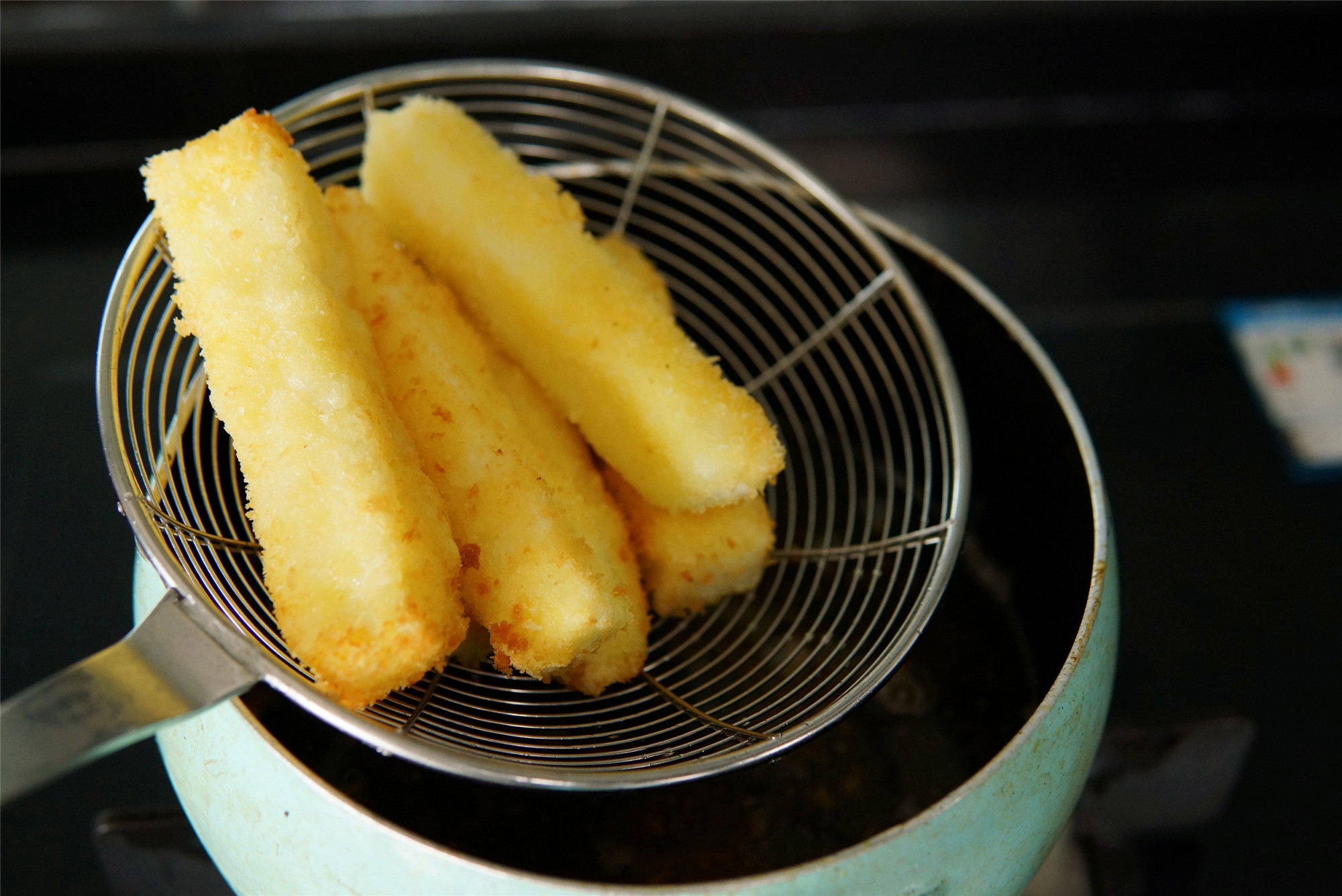 牛奶这吃法，比奶酪还香，酥脆滑嫩，咬一口爆浆，好吃到舔指头