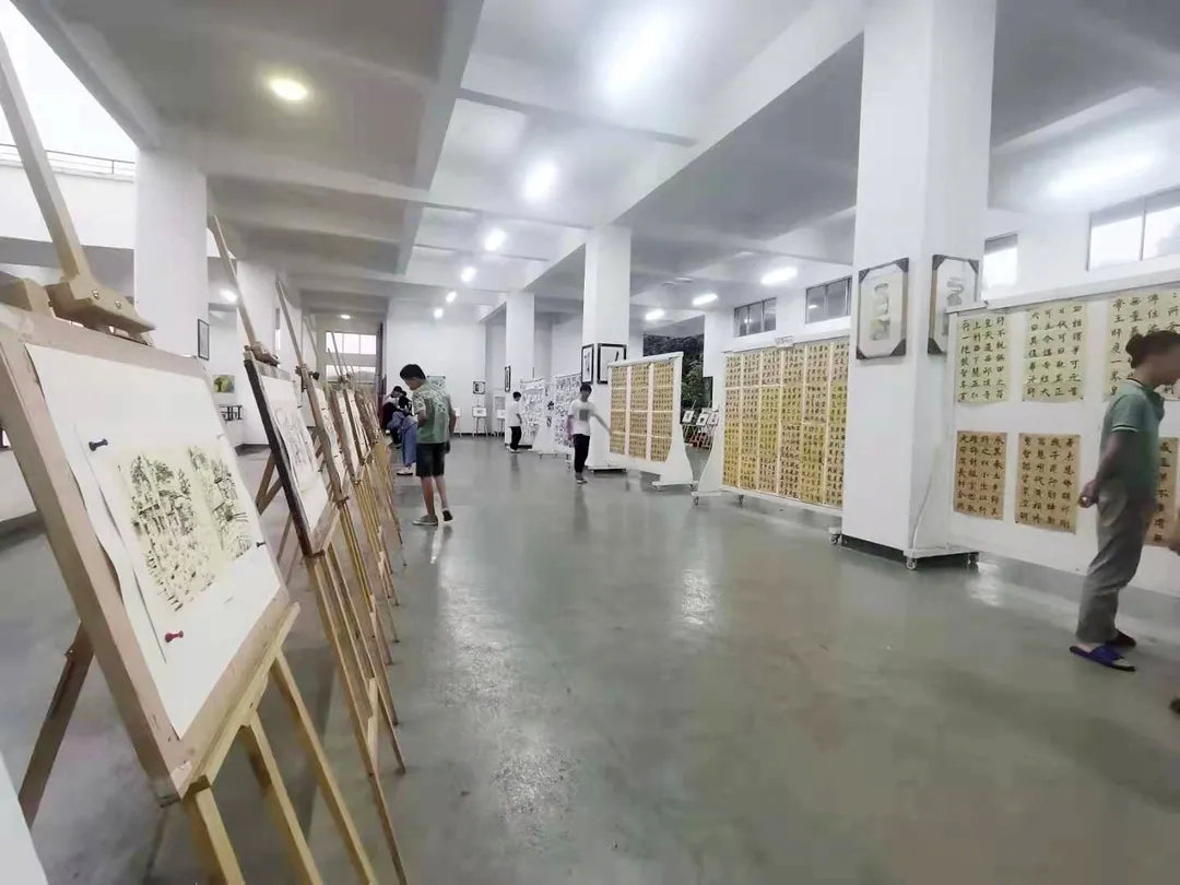 描绘多彩青春——记江西美术专修学院期末作品展
