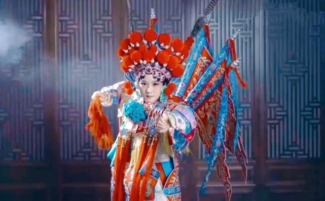 陆毅女儿再以京剧扮相出镜，贝儿造型超亮眼，举手投足尽显专业范