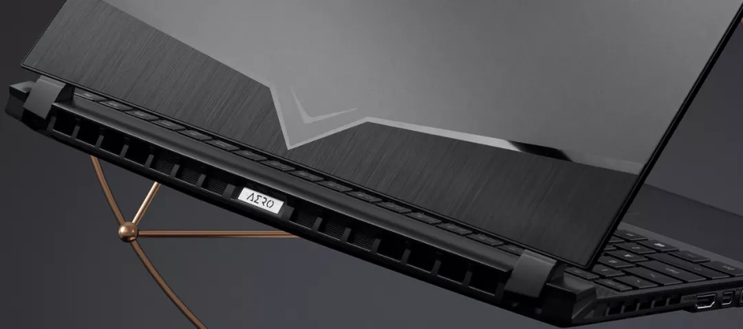 十代酷睿i7八核处理器+RTX 2070S显卡，这款轻薄4K OLED设计本真香！