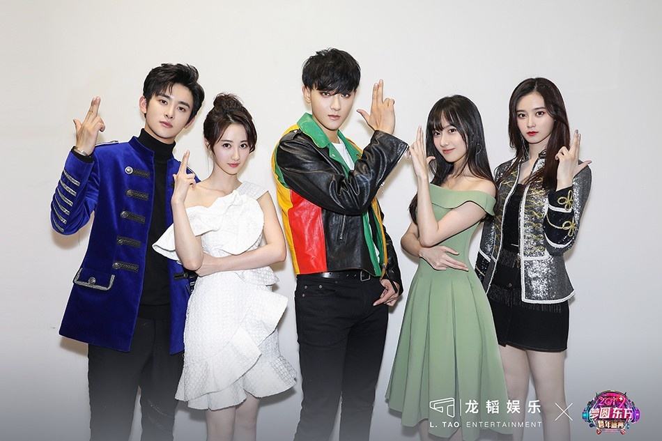黄子韬爸爸追悼会举行，圈内好友仅赵奕欢现身，鹿晗和吴亦凡缺席