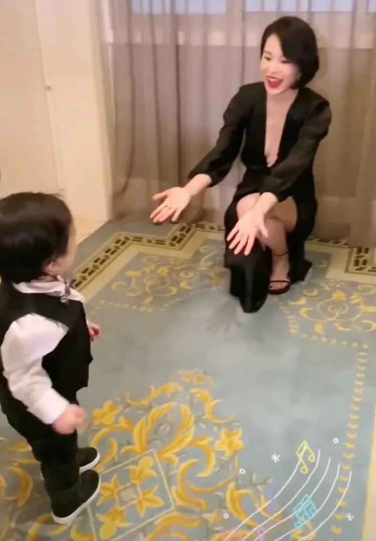 胡杏兒帶小兒子現身機場，奕霖被抱懷中乖巧可愛萌態十足