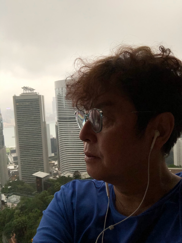 谭咏麟晒最新动态，洪金宝也意外出境，面容消