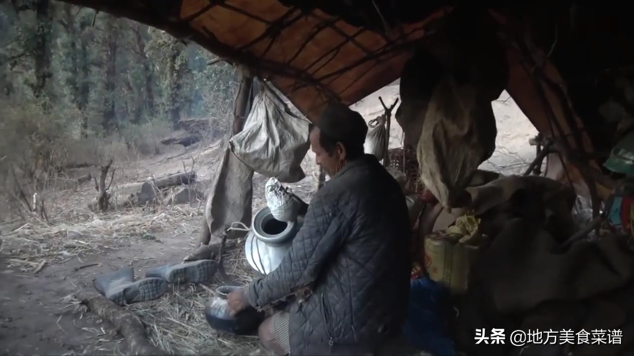 尼泊尔山区牧民特意用大米饭招待我，为表示感谢送他2000卢比