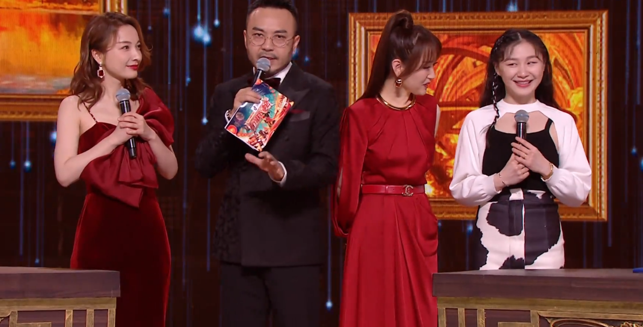 湖南春晚主持百态：吴昕浮夸，沈梦辰造型抢镜