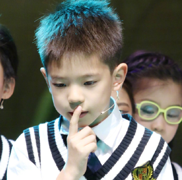 霍思燕支持兒子演出，原相機下的嗯哼成亮點，這長相帥到路人