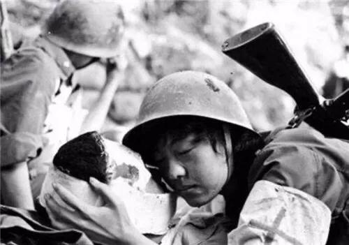 对越反击战，18岁战士牺牲前不知爱情滋味，女护士献上感人一吻-第10张图片-大千世界