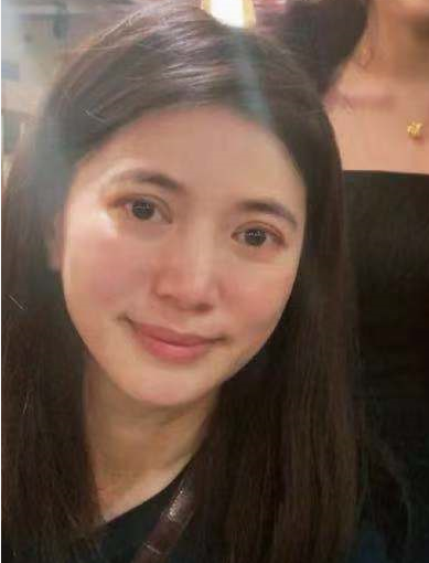 袁咏仪面馆被偶遇，素面朝天皮肤依旧粉润紧致，主动打招呼超友善