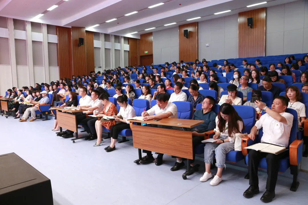 四小、华阳小学“两校一体化”教师培训会