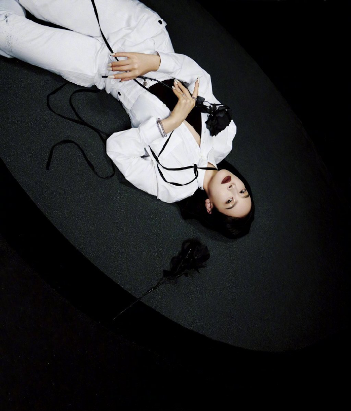 宋茜现在真是时尚一姐，把“内衬”当礼服，看