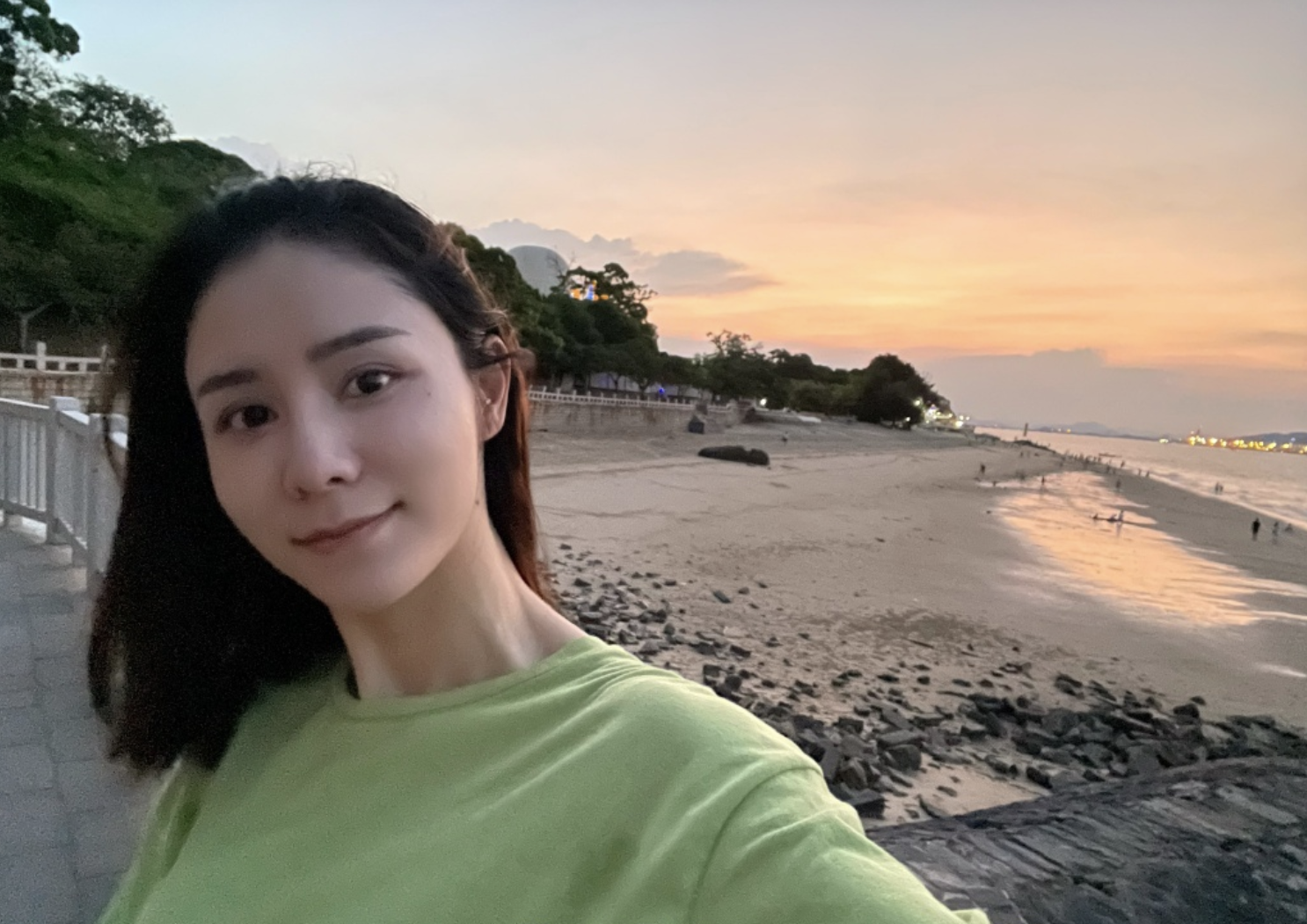 林峯一家三口漫步海边，和张馨月互为彼此掌镜，牵手女儿父爱满满
