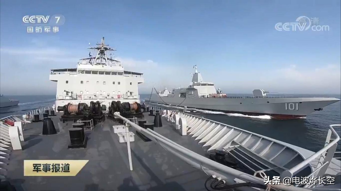 055大驱首秀海上横向补给！两艘万吨巨舰齐头并