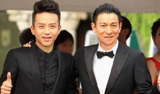 从不认父亲,到给父亲买房养老、力捧妹妹,遇