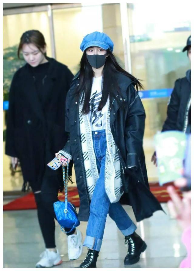 杨幂也太有品了吧，用毛绒外套叠穿斑马纹衬衫