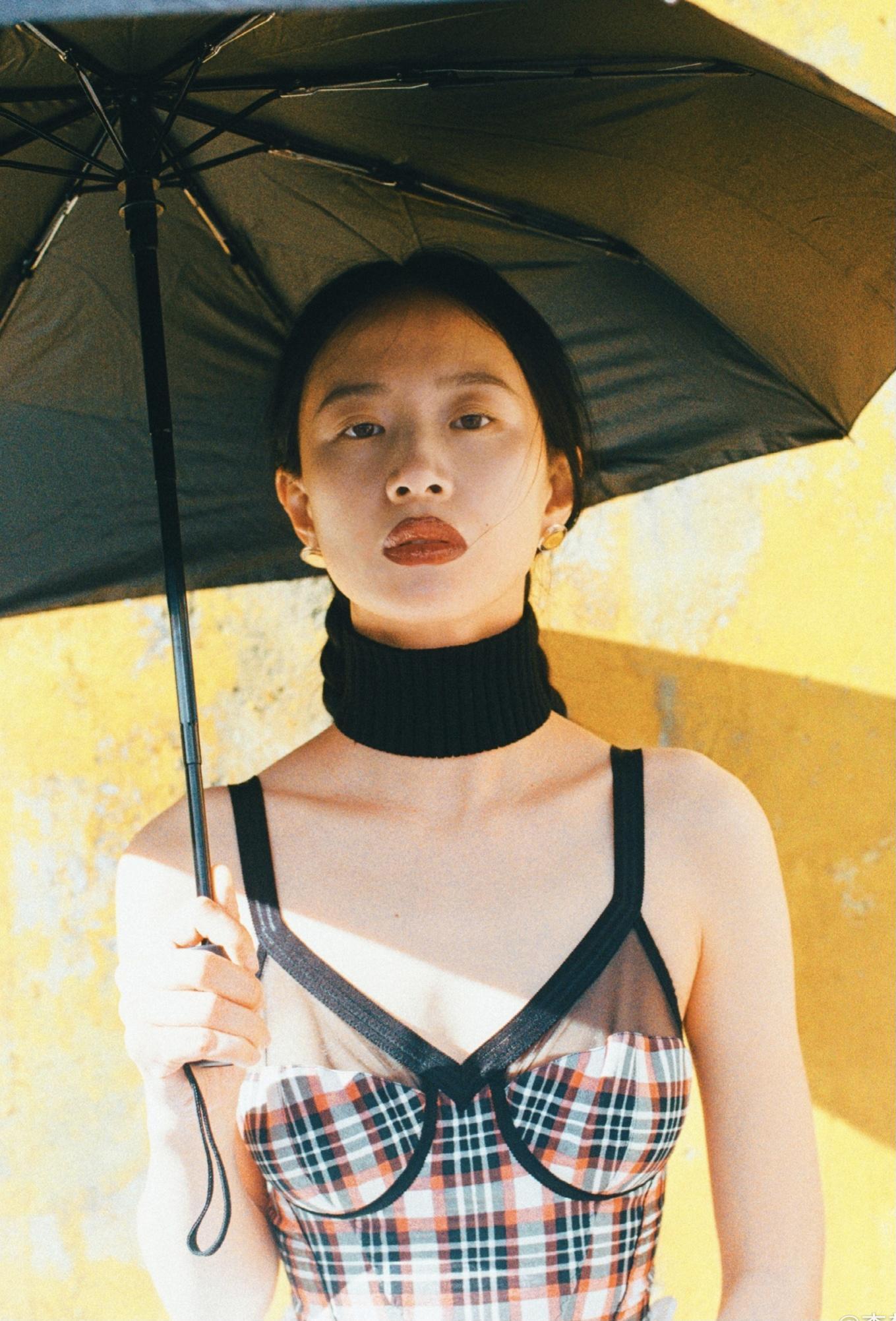 李梦耍大牌人设崩塌？躺着让人化妆还要闻桂花