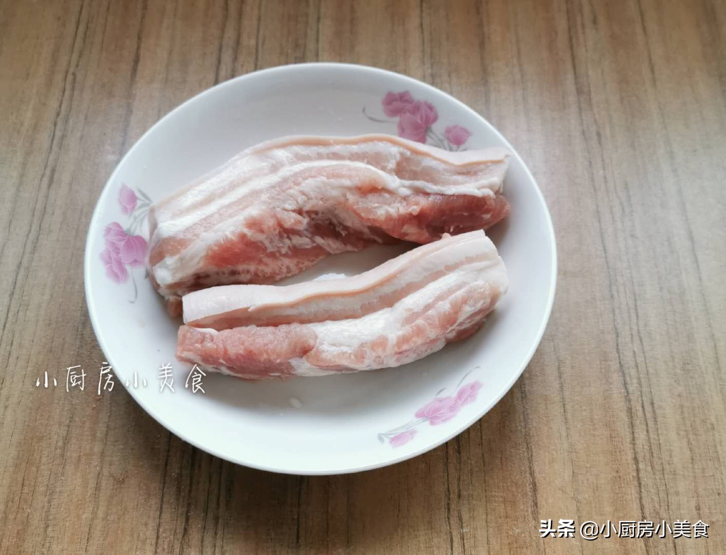在家烤肉很简单，五花肉这样腌制好，平底锅也能烤肉，尝一口真香