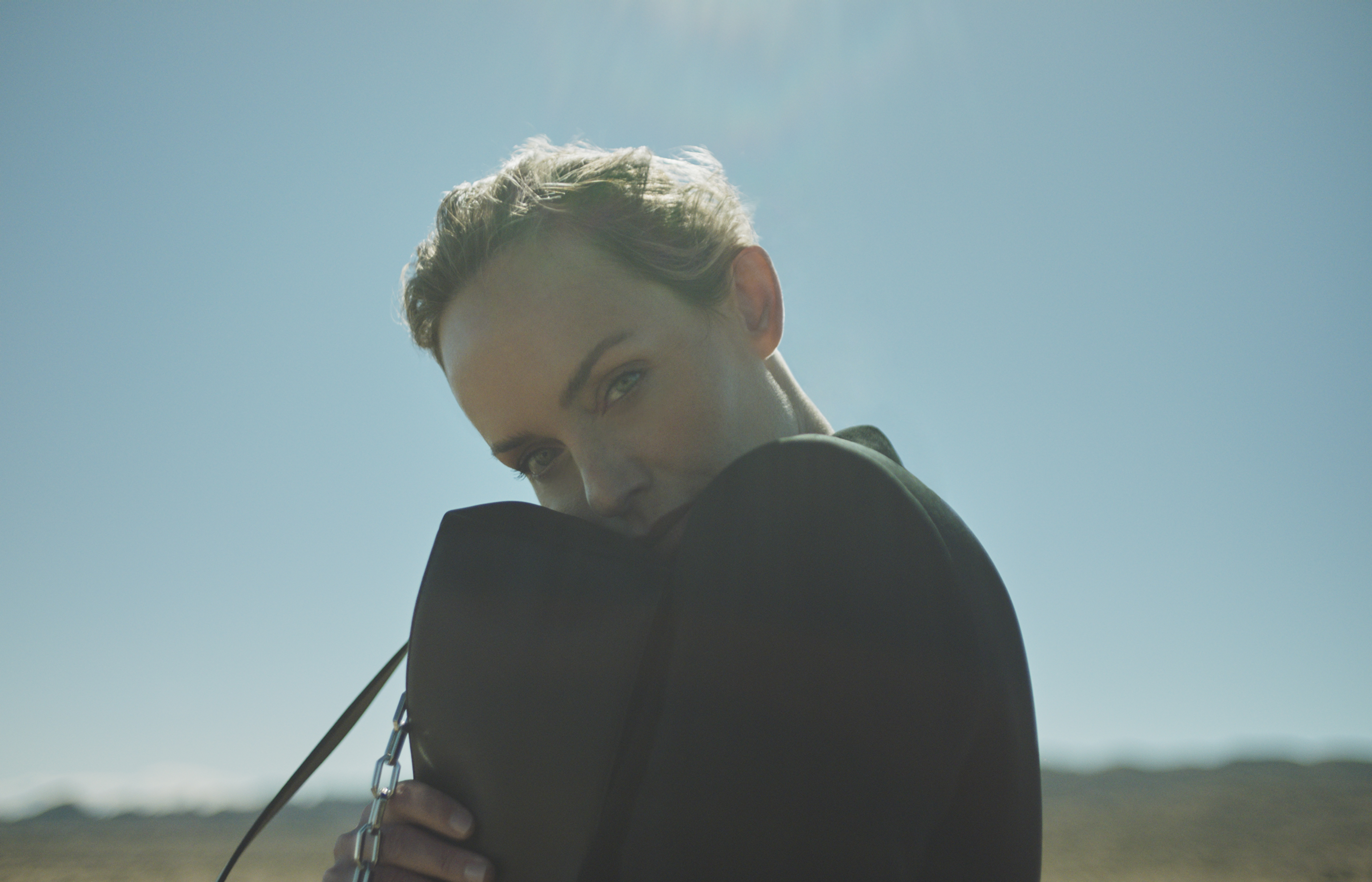 演绎春夏生态时尚KARL LAGERFELD X AMBER VALLETTA 联名系列发布