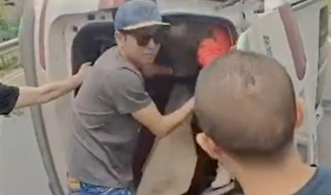 向佐录节目救落水儿童！小孩被拖入海里十分危险，女导演尖叫求助