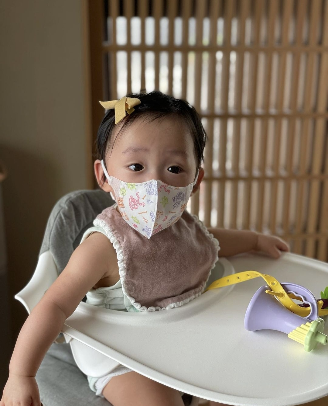 余文乐晒女儿刚出生时模样，宝宝又黑又虚弱，浑身插满管子惹人疼