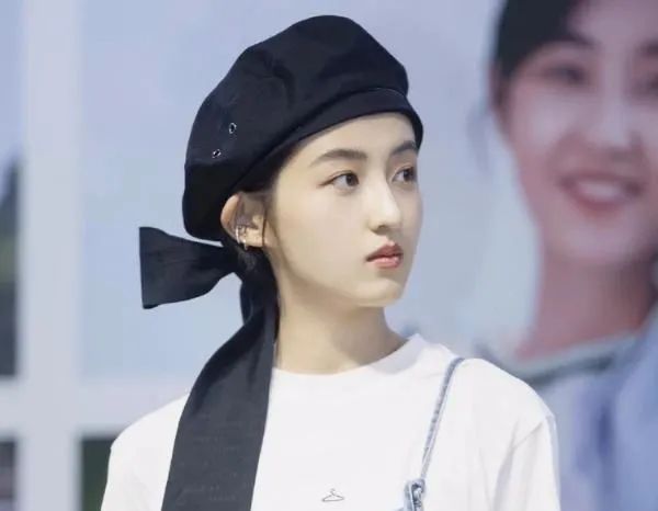 有一种美叫张子枫上大学，留短发神似山口百惠