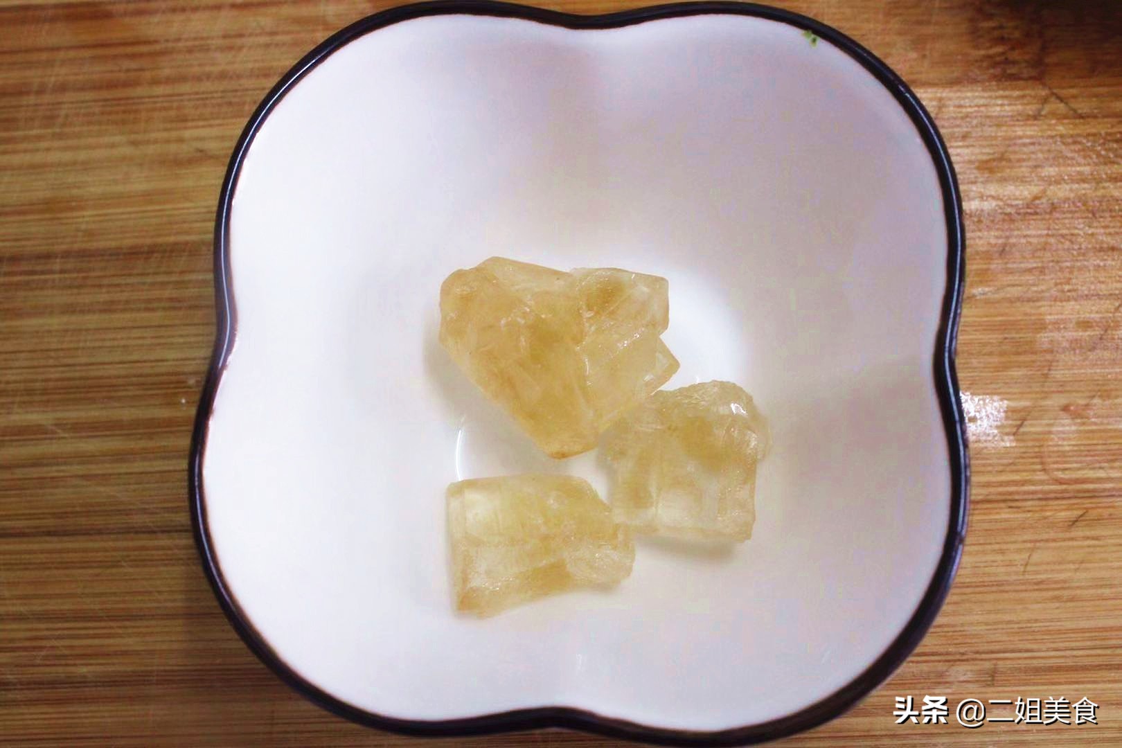 把蘋果放鍋裡蒸一蒸，營養可口，比外面甜品還好吃，簡單還實用