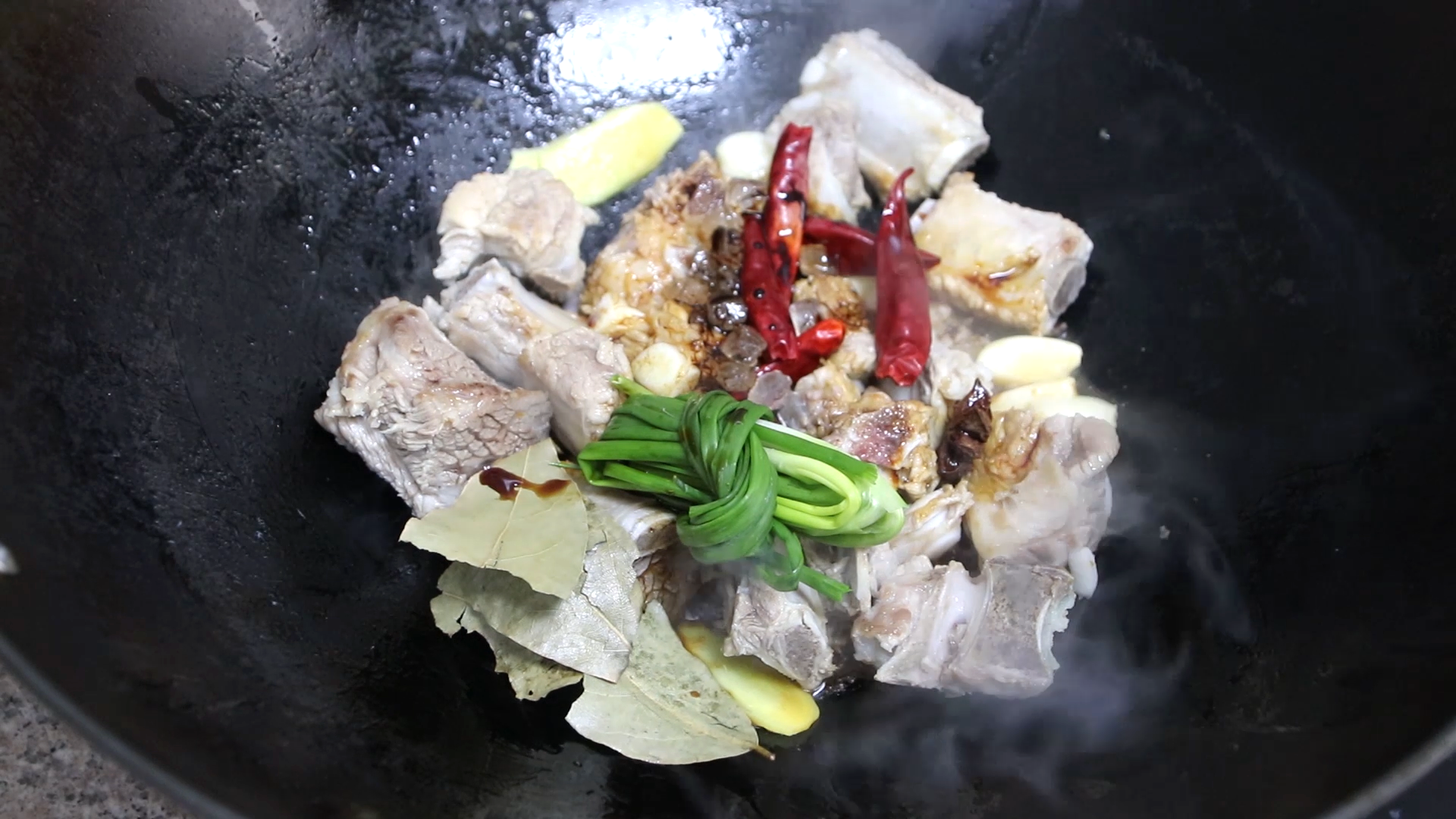 紅燒排骨怎麼做才好吃？ 大廚教你正確做法，排骨軟嫩入味還不干柴