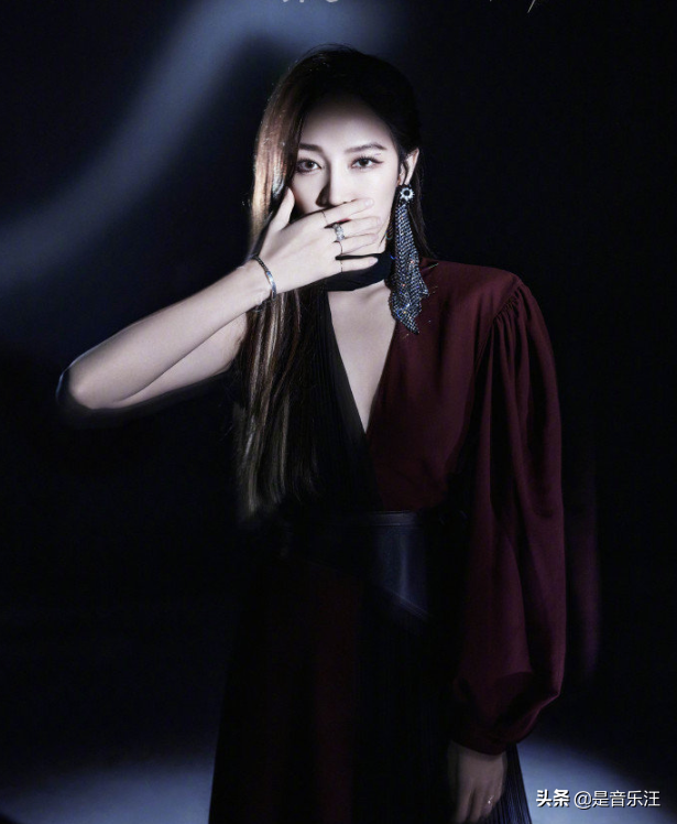 封面|孟佳新歌封面疑似抄袭！靠“脱衣服”制造热度 骂声和嘲讽充斥了超话广场