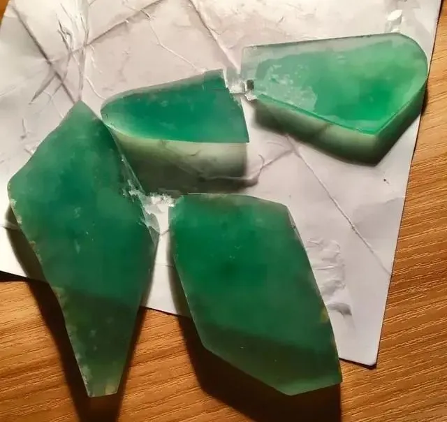 切涨的木那翡翠原石,看着都流口水,太棒了_中国翡翠玉石网