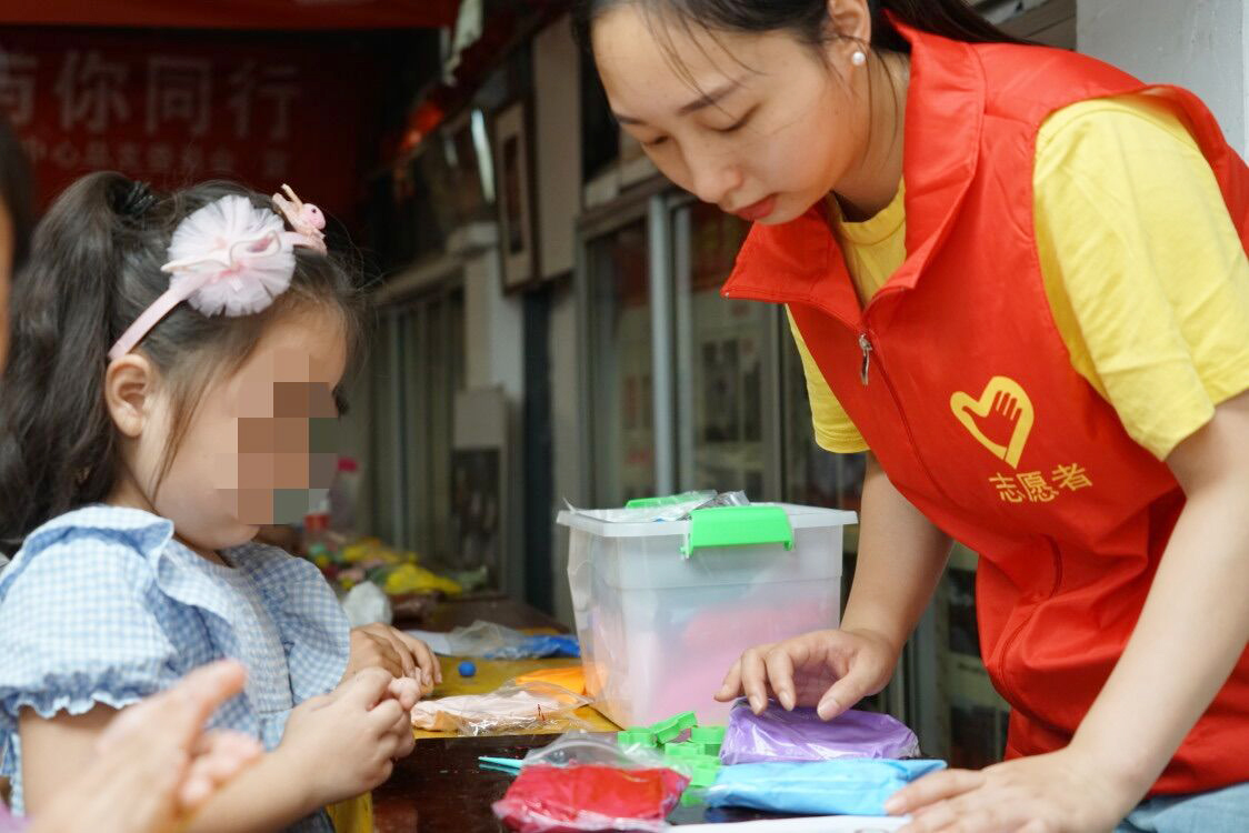 别怕！孩子，风雨后有我们陪伴你