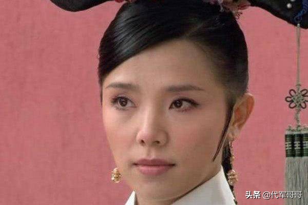 她演《甄嬛传》出名，大12岁老公因病去世，如今