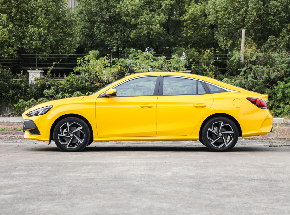 上汽名爵5外表酷炫，动力强，主打性价比