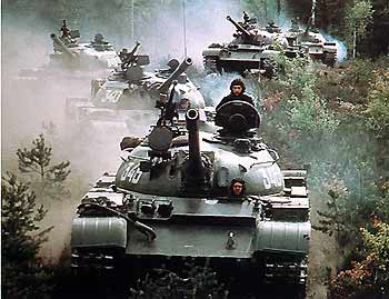 1962年，苏军坦克与美军坦克对峙于查理检查站，