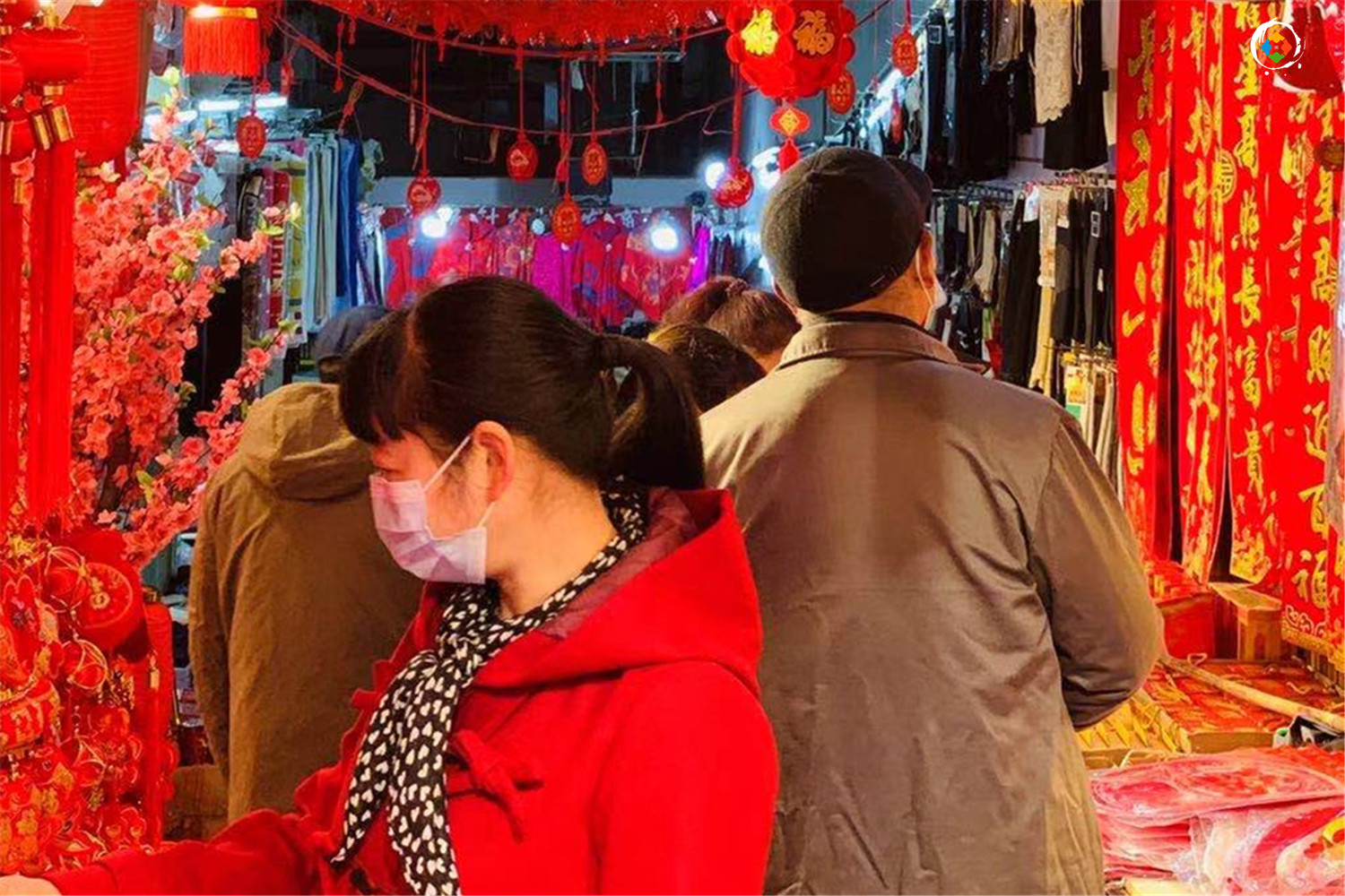 重庆主城没有年味儿？大红灯笼挂满天，朝天门批发市场热闹极了