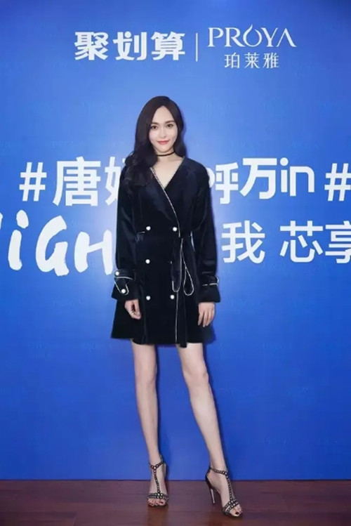 李菲儿穿丝绒外套优雅迷人 V领风格秀美肩 减龄刘海是亮点