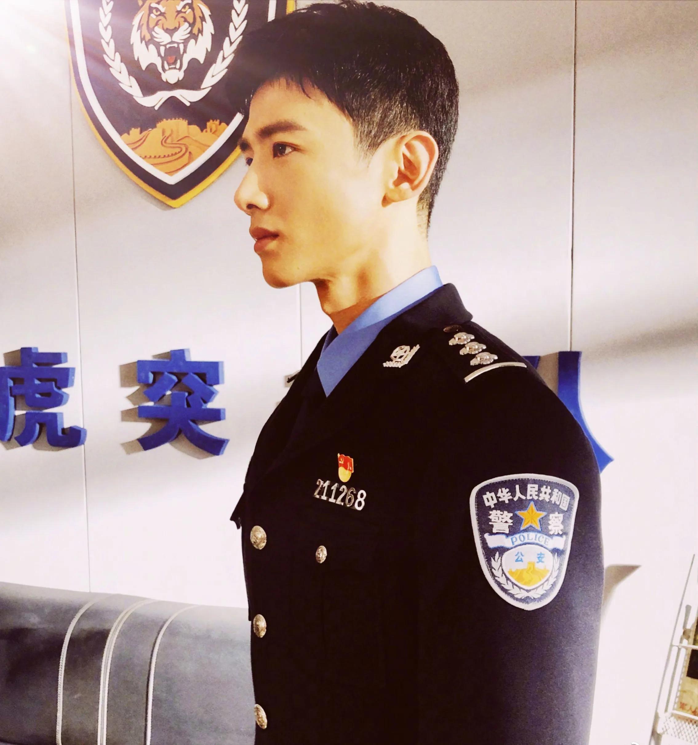 The uniform illuminates Bai Jingting