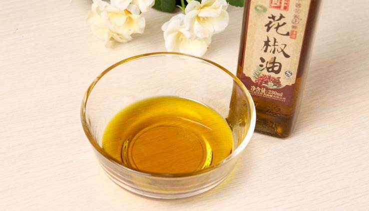 No need to go out and buy pepper oil, teach you how to make it at home, it is fragrant and hemp, pure taste