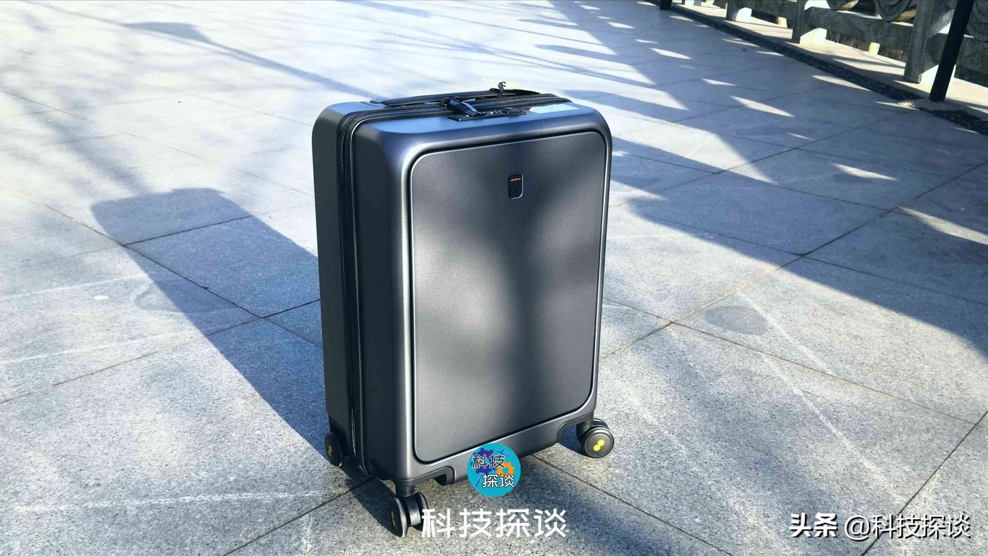 国货把背包的便捷性带进行李箱，让笔记本轻松放置，手机快捷充电
