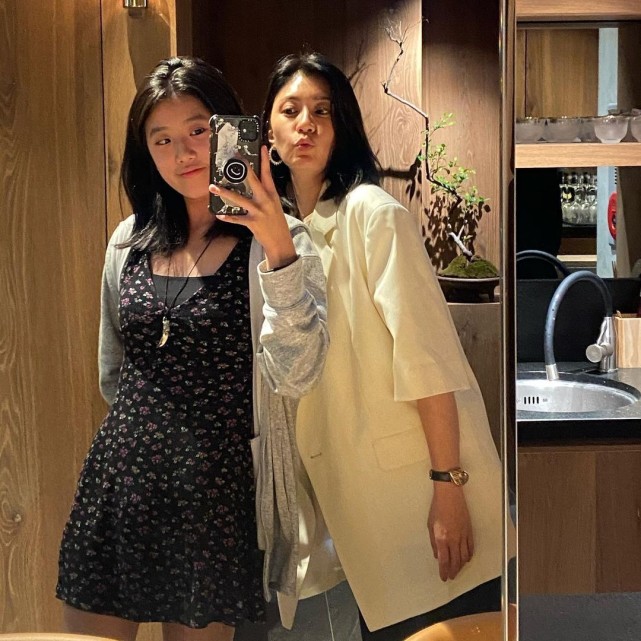 賈靜雯與長女開心合影似姐妹，15歲梧桐妹變美少女，身材超標致
