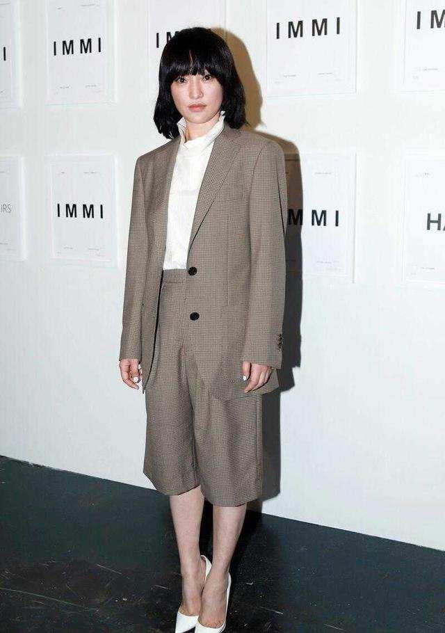 周迅只不过换了个发型，搭配西装如乡镇女干部