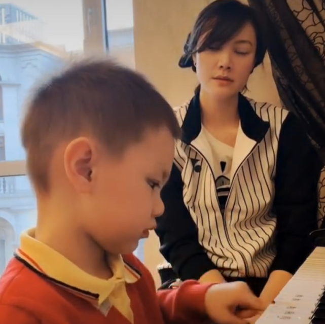 太受宠！林丹儿子在妈妈名牌包上作画，谢杏芳不生气还鼓励他