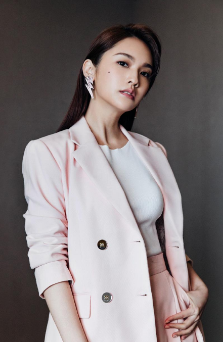 被李荣浩宠成女儿，人人羡慕的杨丞琳，背后却是“满腹委屈”