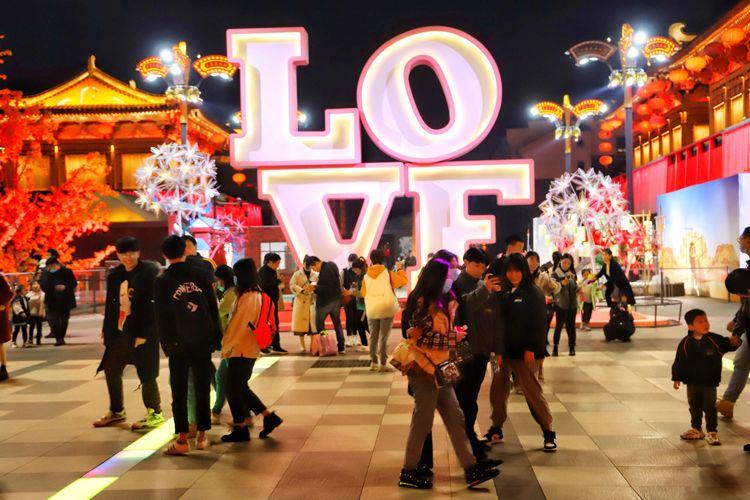 What camera lens falls is big the Tang Dynasty not nocturnal city, xi'an is the most beautiful night scene, come here if suddenly passes through days