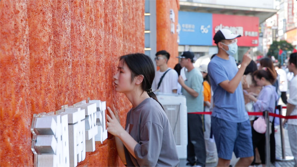 “辣条做的博物馆”全新开馆，首日超万人打卡参观