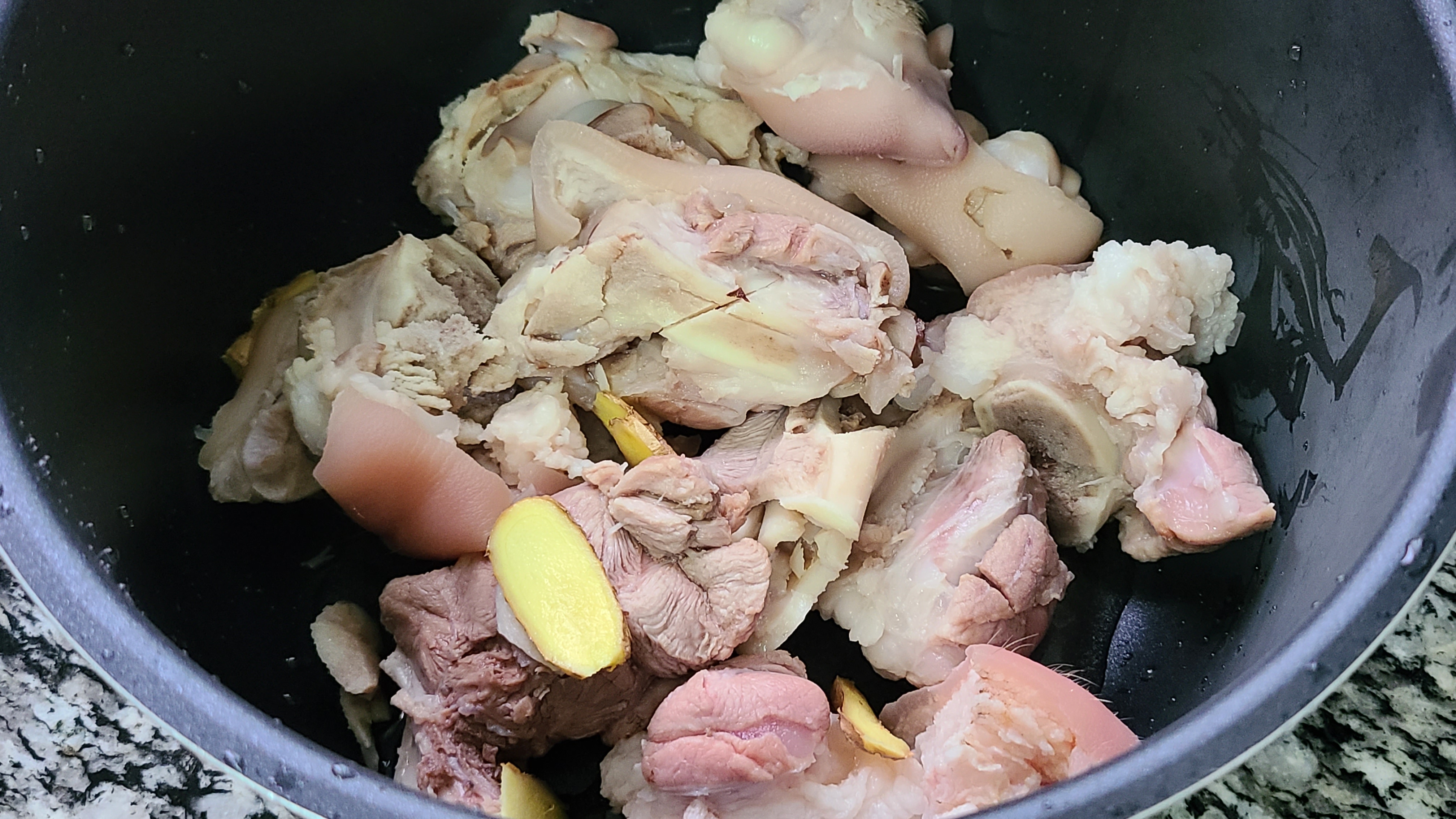 蒜香猪脚，简单好吃香味浓，这样的下饭菜，看着就嘴馋